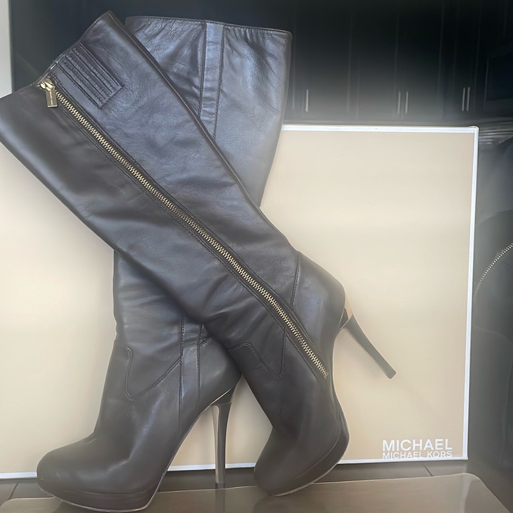 Michael Kors. Used like new, elegant and confortables boots brown leather